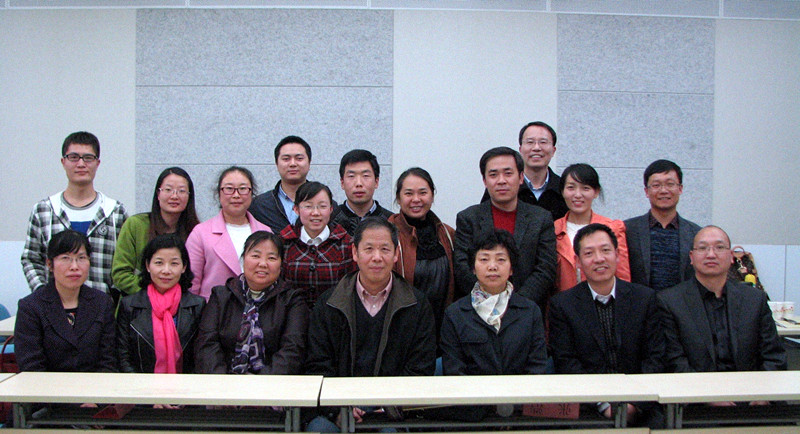 刘恩山教授与座谈会教师代表合影.jpg 刘恩山教授与座谈会教师代表合影.jpg